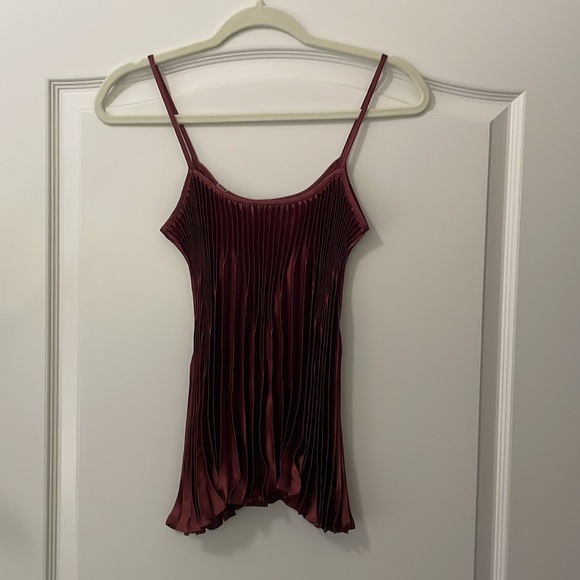 XS - Vince Anise Red Chevron Pleated Satin Tank - Picture 3 of 6